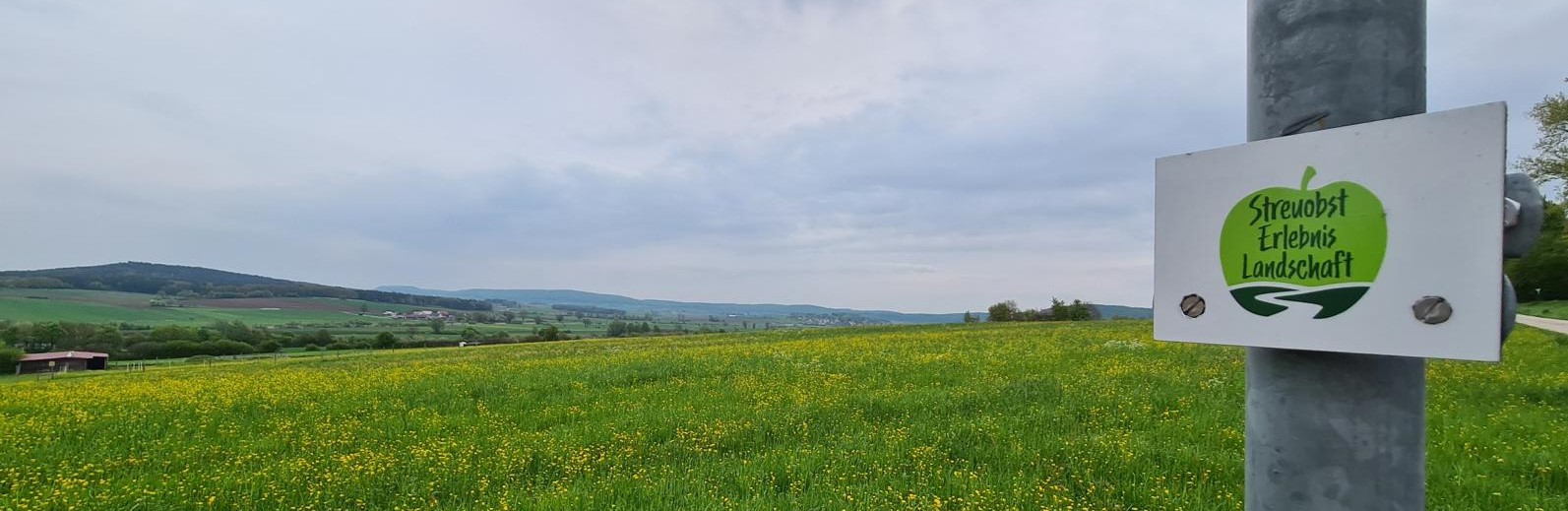 Schild vom Streuobst-Erlebnis-Weg